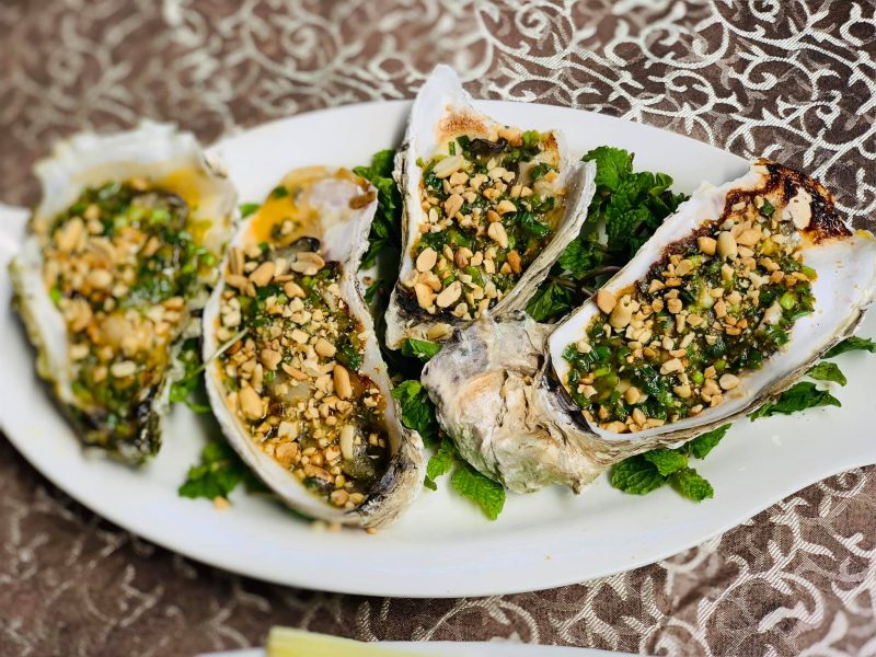 Ngoài các món hải sản, Đà Nẵng còn có những món ăn khác nổi tiếng nào?