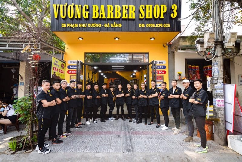 Khách liên tục gọi đặt lịch thợ cắt tóc Đà Nẵng làm mỏi tay ngày đầu mở cửa