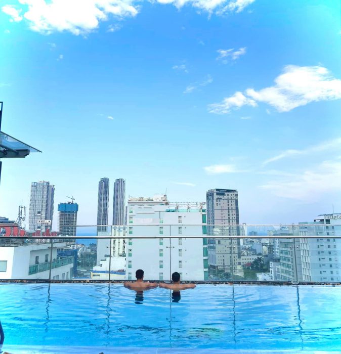 khách sạn có bể bơi sang chảnh nhất Đà Nẵng