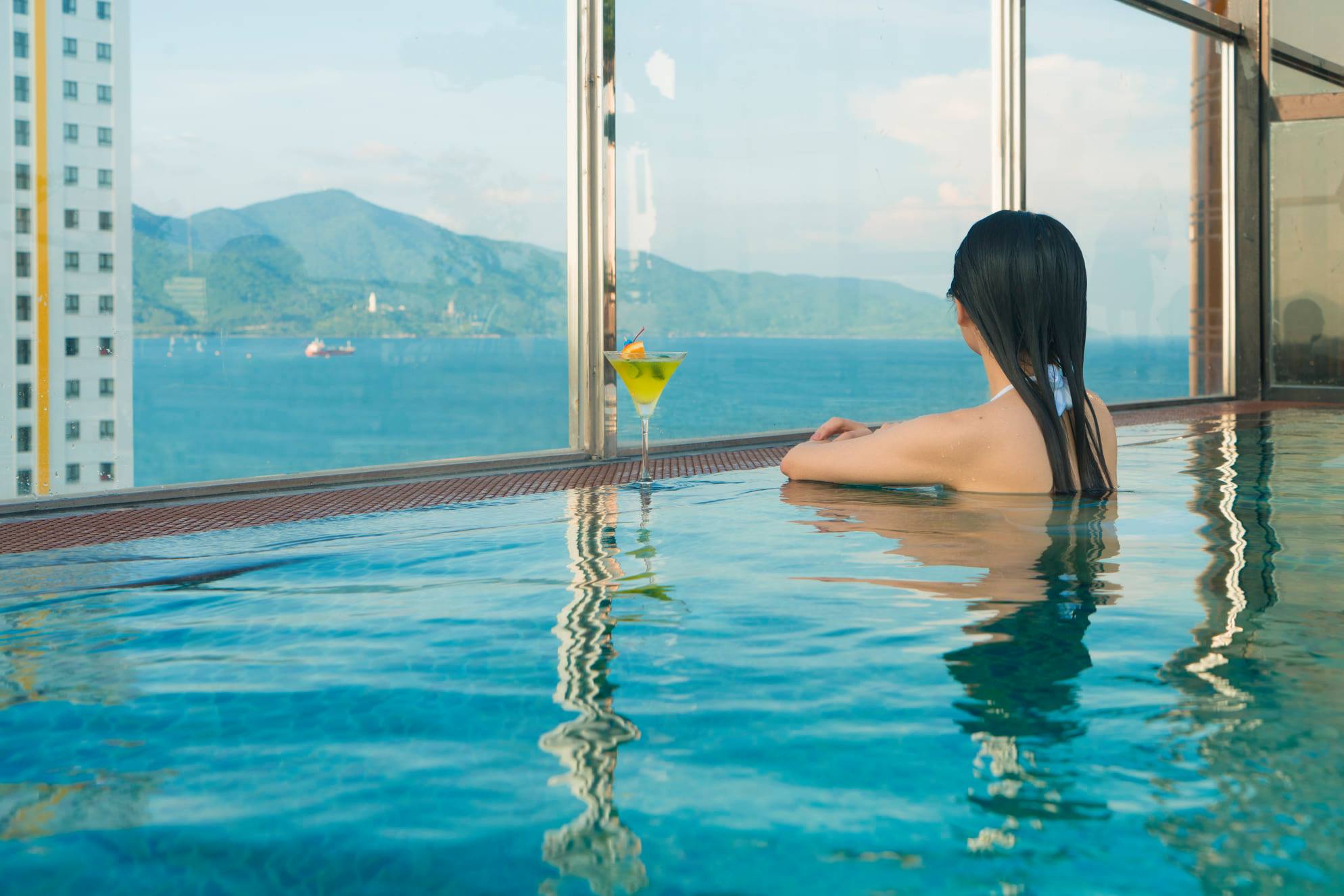 khách sạn có bể bơi sang chảnh nhất Đà Nẵng