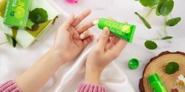 9 lý do tủ thuốc nhà bạn nhất định phải có kem bôi da Yoosun rau má
