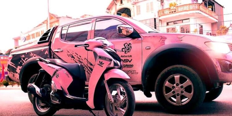 Cường dán tem xe tại đà nẵng