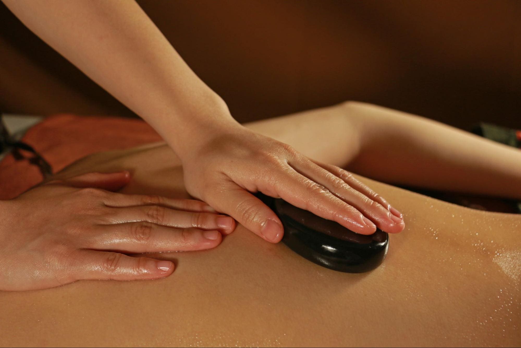 Đánh bay cơn đau thắt lưng với massage lưng tại Herbal Spa Đà Nẵng