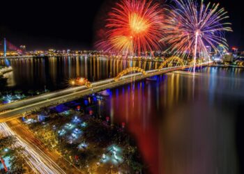 Tầm nhìn từ trên cao xuống cầu Rồng trong đêm pháo hoa rực rỡ