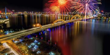 Tầm nhìn từ trên cao xuống cầu Rồng trong đêm pháo hoa rực rỡ