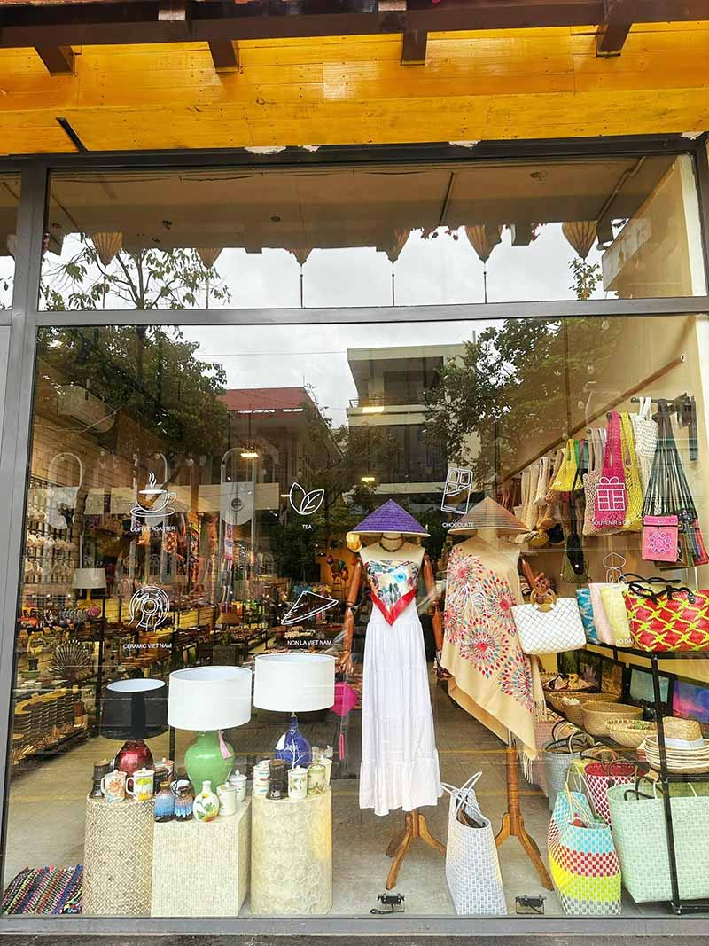 Hoa Lan Souvenir And Coffee Shop