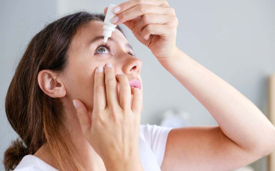 Không nên xem thuốc nhỏ mắt là dung dịch điều trị khô mắt hoặc cần nhỏ liên tục mỗi ngày
